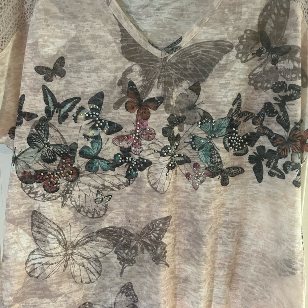 Dg 2 Cream Short Sleeve V-Neck Top with Multicolor Butterfly Print